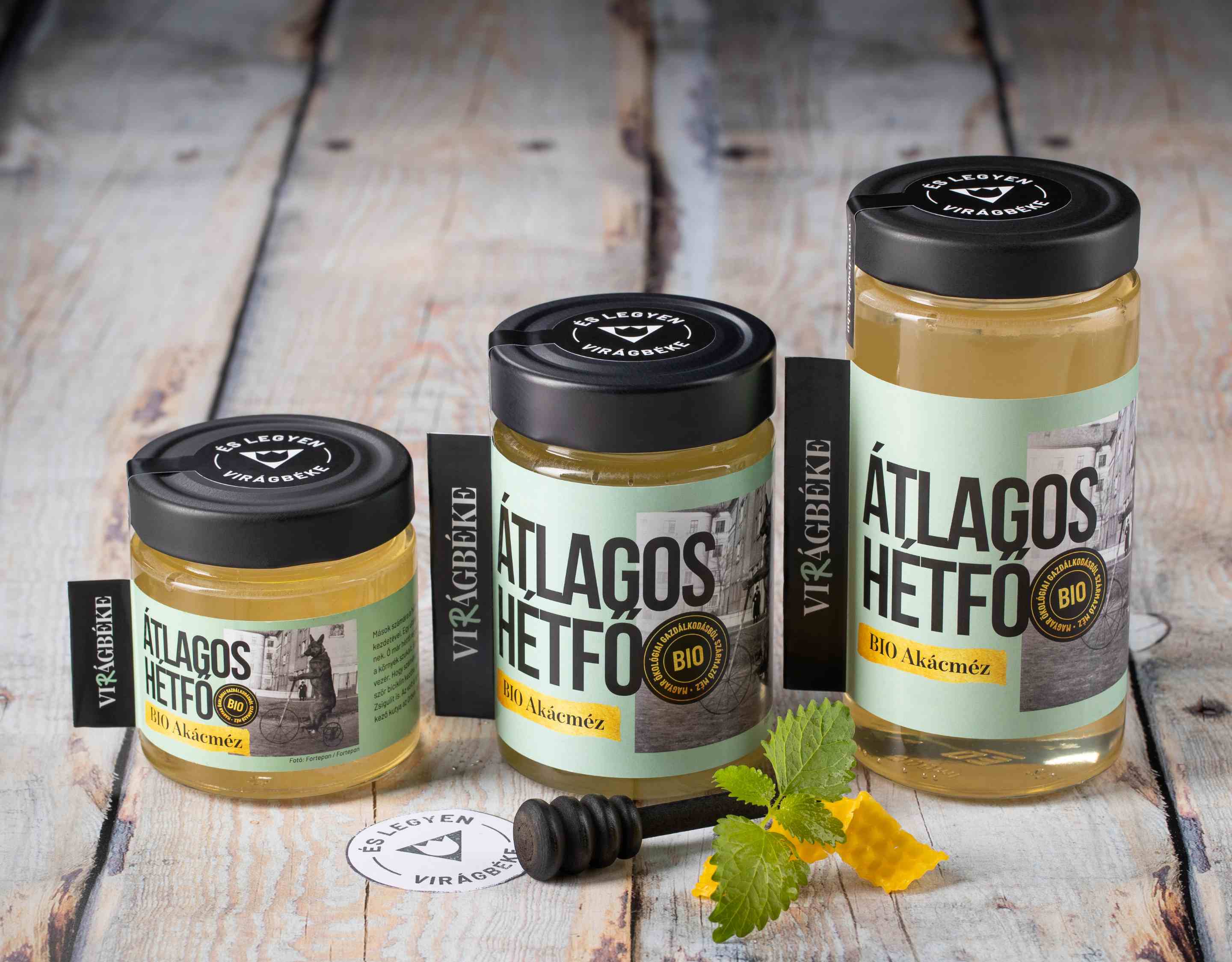 Akácba borult a világ 
